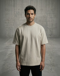 Modelo usando polera Essential Blank arena de algodón 280g - Kanso