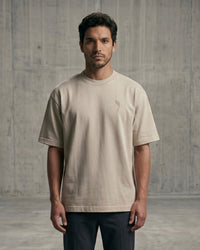 Modelo usando polera Signature Line arena de algodón 280g - Kanso
