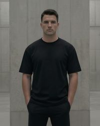 Modelo usando polera Signature Line negra de algodón 280g - Kanso